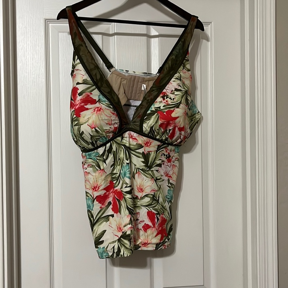 SIZE 44F LANE BRYANT SWIM SHIRT LANE BRYANT SWIM TOP LANE BRYANT SIZE 44F
